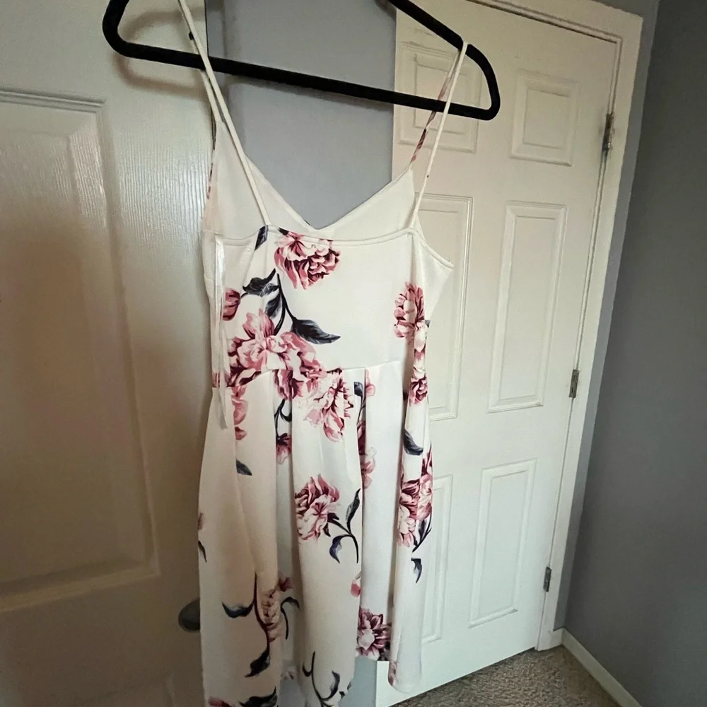 BNWT - Picture 2 of 3